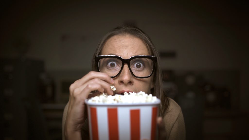 Une séance de cinéma effrayante entre amis pour Halloween.