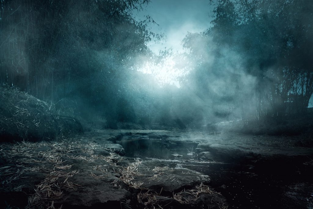 Une rivière hantée dans une nuit brumeuse idéale pour effrayer vos amis pour Halloween.