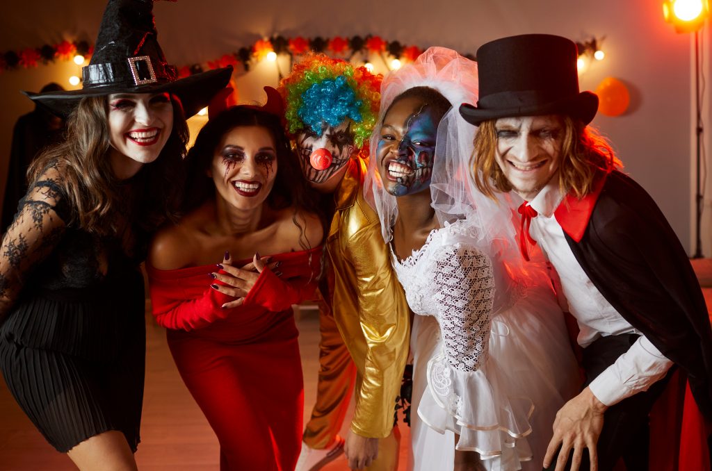 Une soirée déguisée au bal des monstres pour un Halloween haut en couleurs et fort en musique.