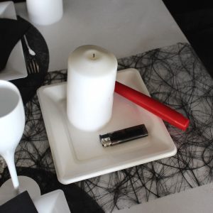 Bougie blanche avec bougie flambeau rouge et briquet