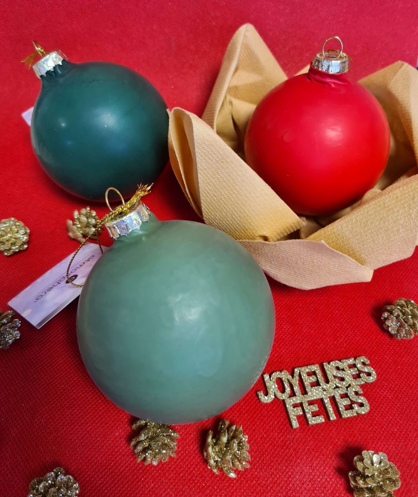 Voici 3 boules de Noël pimper par Jour de Fête pour relooker la décoration de votre sapin à petit prix.