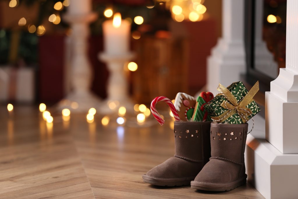 Des souliers pour une petite confiserie au pied de la porte d'entrée dépose par Saint-Nicolas le 05 décembre.