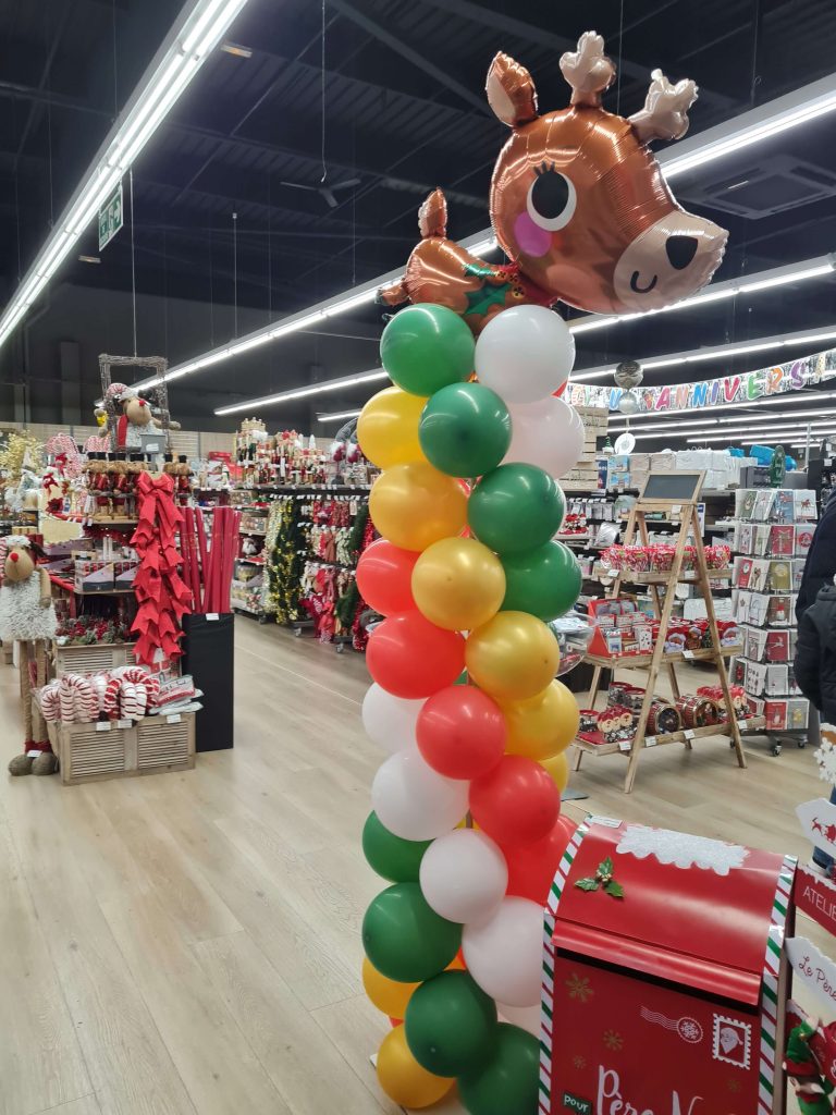 Une tour en ballons pour Noël en forme de Renne trop craquant