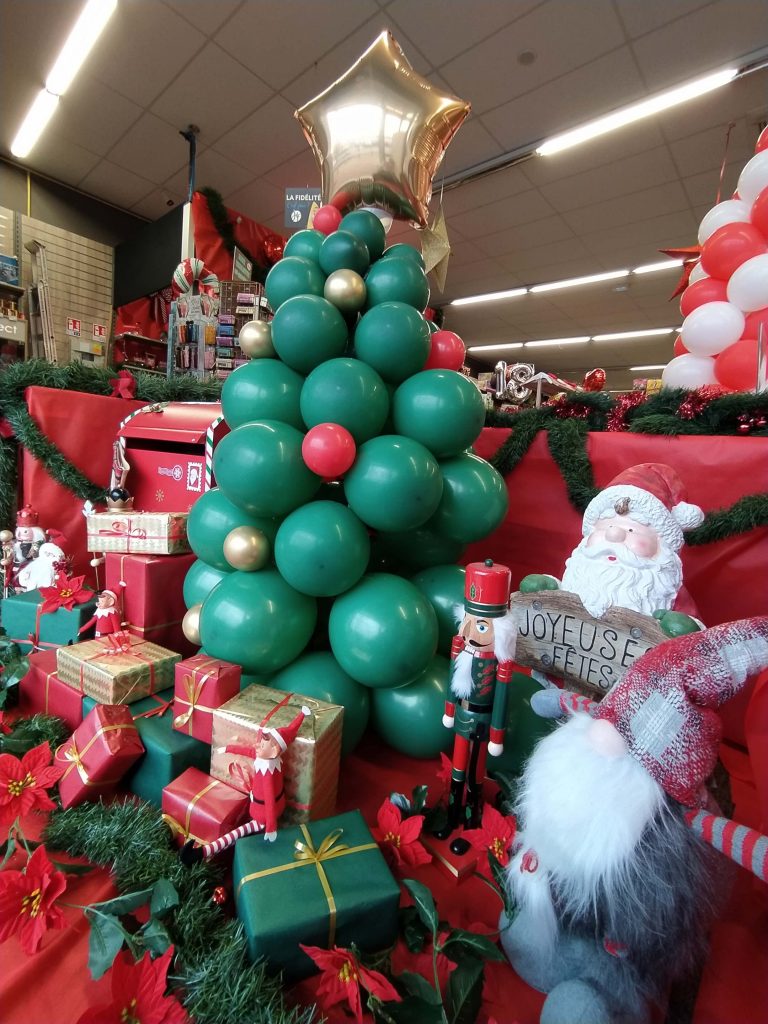 Un splendide sapin de Noël à faire avec des ballons de fête.