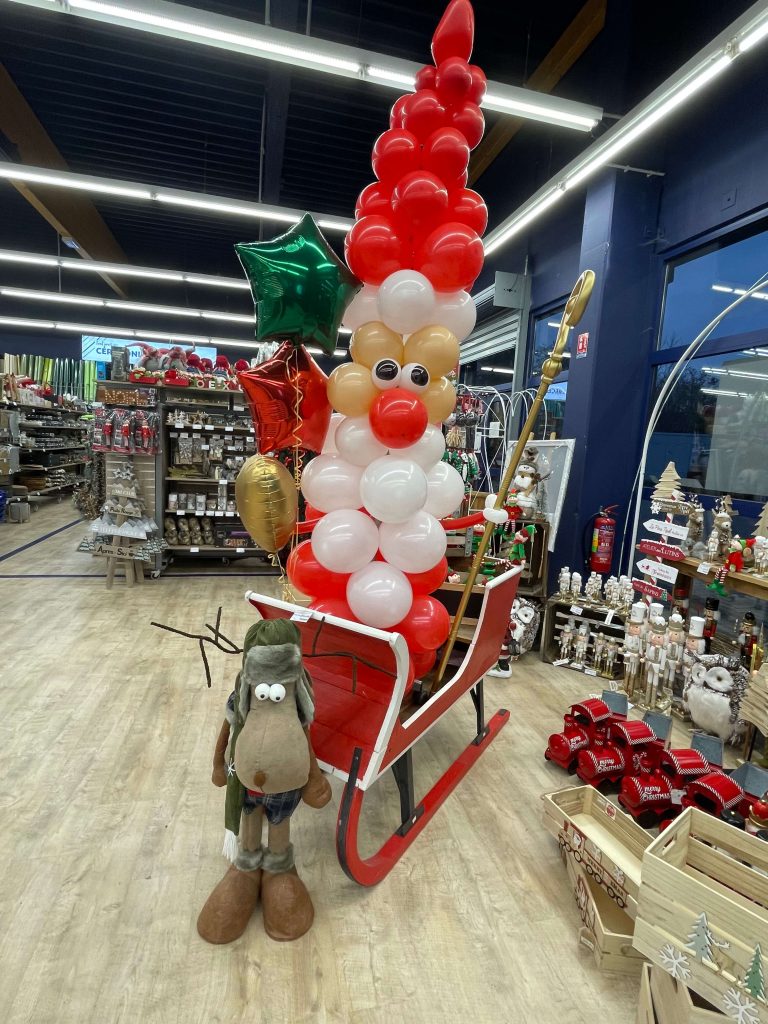 Un père noël en ballons dans son traineau prêt pour Noël