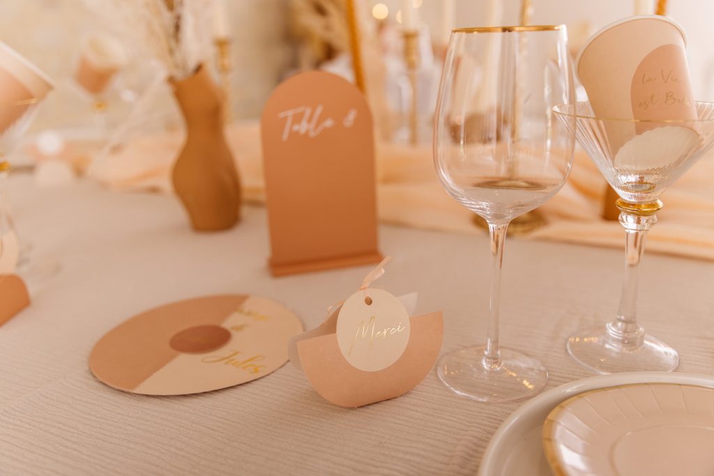 Une décoration de table dans les tons terracotta et blush pour un mariage chic et poudré.
