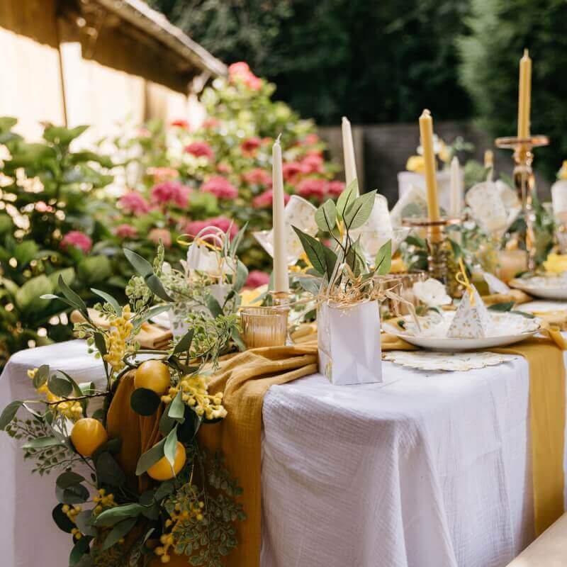 Une table ornée de citrons et de mimosa pour un mariage parfumée et haut en couleurs