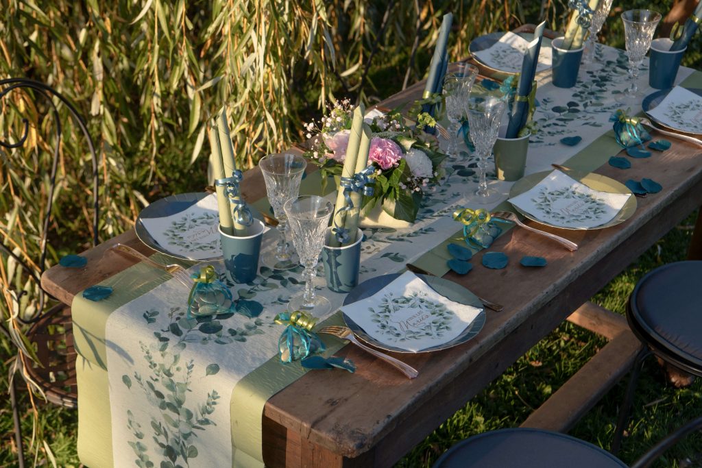 Une décoration de table champêtre associé à du vert sauge pour un mariage très tendance