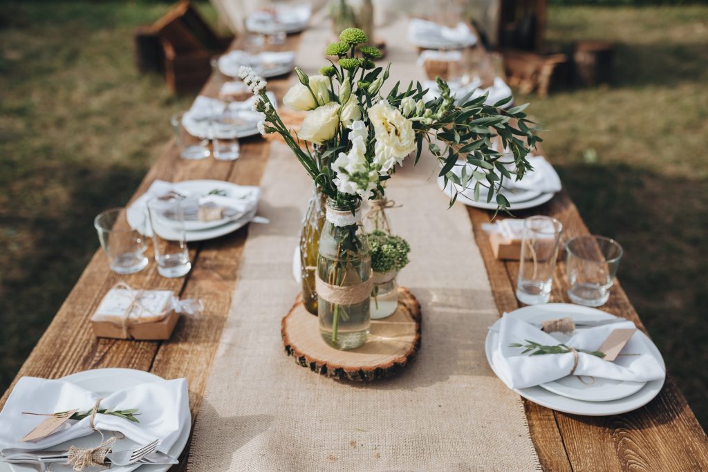 Une décoration de table de mariage très nature et très minimaliste.
