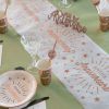 Superbe chemin de table joyeux anniversaire rose gold sur nappe verte | jourdefete.com