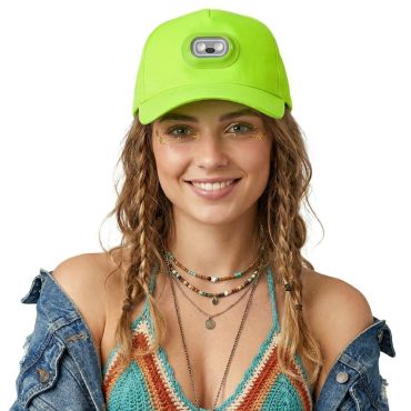 Femme portant une casquette fluorescente avec une lampe LED frontale allumée pour festival | jourdefete.com Femme portant une casquette fluorescente avec une lampe LED frontale allumée pour festival | jourdefete.com