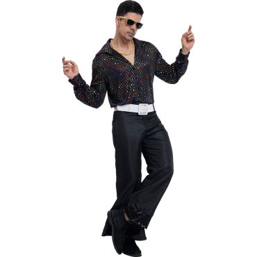 Homme portant une chemise disco noire à paillettes multicolores, style années 70 | jourdefete.com Homme portant une chemise disco noire à paillettes multicolores, style années 70 | jourdefete.com