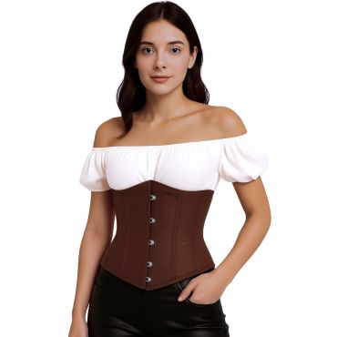 Femme portant un corset marron avec attaches métalliques sur une chemise blanche | jourdefete.com