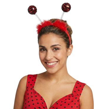 Femme souriante portant un serre-tête de déguisement coccinelle avec des antennes à ressorts et des boules à sequins rouges et noires | jourdefete.com Femme souriante portant un serre-tête de déguisement coccinelle avec des antennes à ressorts et des boules à sequins rouges et noires | jourdefete.com