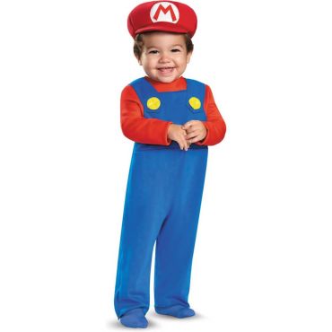 Bébé portant un déguisement de Mario avec salopette bleue, haut rouge et casquette rouge à logo M.