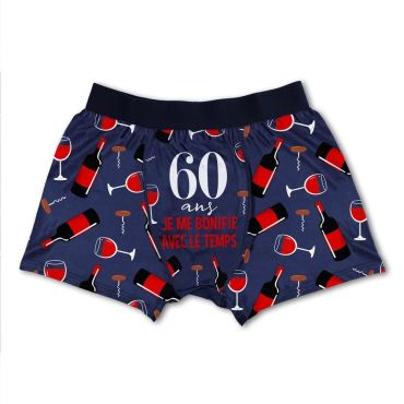 Boxer homme 60 ans décoré de bouteilles de vin et message "Je me bonifie avec le temps" | jourdefete.com