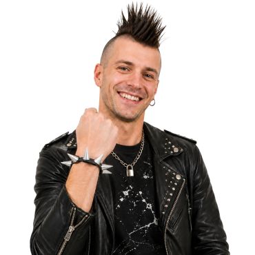 Homme souriant avec une coupe de cheveux crête de punk portant une veste en cuir noir et un bracelet noir à grosses pointes argentées | jourdefete.com Homme souriant avec une coupe de cheveux crête de punk portant une veste en cuir noir et un bracelet noir à grosses pointes argentées | jourdefete.com