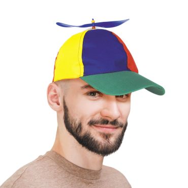 Gros plan sur une casquette multicolore surmontée d'une hélice bleue ludique | jourdefete.com