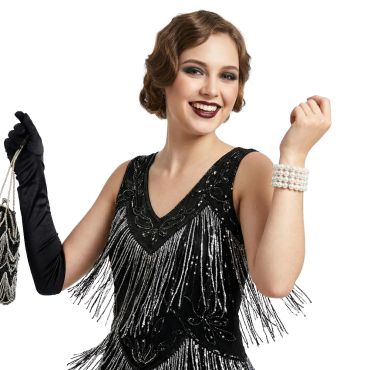 Femme souriante déguisée en danseuse de Charleston portant un large bracelet de perles blanches au poignet | jourdefete.com