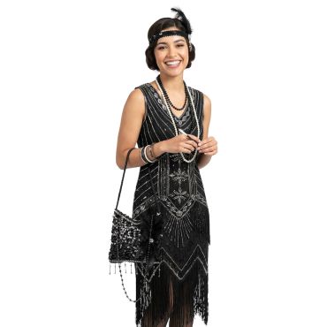 Femme souriante en déguisement des années 20 tenant un sac à main noir à franges et sequins | jourdefete.com