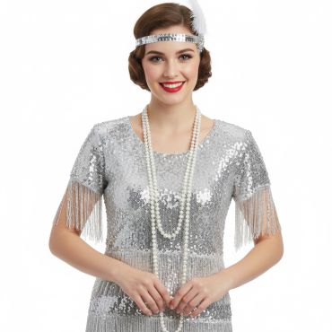 Longs colliers de perles style Charleston portés sur tenue argentée | jourdefete.com Longs colliers de perles style Charleston portés sur tenue argentée | jourdefete.com