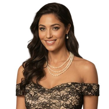 Femme brune souriante portant une parure de bijoux Charleston avec collier à trois rangs de perles et boucles d'oreilles | jourdefete.com Femme brune souriante portant une parure de bijoux Charleston avec collier à trois rangs de perles et boucles d'oreilles | jourdefete.com