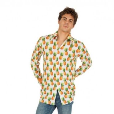 Homme portant une chemise blanche à manches longues avec imprimé d’ananas jaunes et verts, associée à un jean.