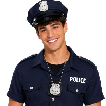 Homme souriant en costume de policier portant un collier avec une plaque argentée | jourdefete.com