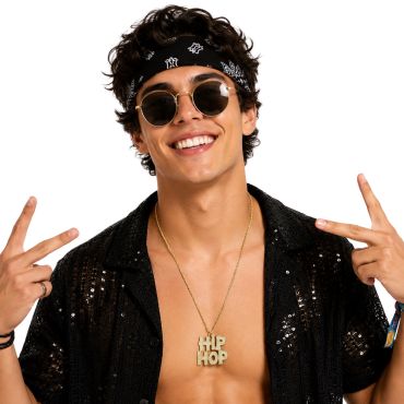 Homme souriant avec lunettes de soleil portant un collier doré avec pendentif écrit Hip Hop | jourdefete.com