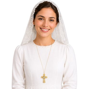 Jeune femme souriante portant un collier religieux doté d'une grande croix dorée | jourdefete.com Jeune femme souriante portant un collier religieux doté d'une grande croix dorée | jourdefete.com