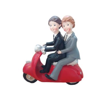 Figurine pour gâteau de mariage - Couple d'hommes sur vespa rouge | jourdefete.com Figurine pour gâteau de mariage - Couple d'hommes sur vespa rouge | jourdefete.com