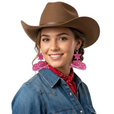 Femme portant un chapeau de cow-boy marron et de grandes boucles d'oreilles roses à paillettes en forme d'étoile et de chapeau de cow-girl | jourdefete.com Femme portant un chapeau de cow-boy marron et de grandes boucles d'oreilles roses à paillettes en forme d'étoile et de chapeau de cow-girl | jourdefete.com
