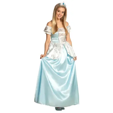 Femme déguisée en princesse avec une longue robe bleue satinée et un diadème, posant en tenant les côtés de sa jupe.