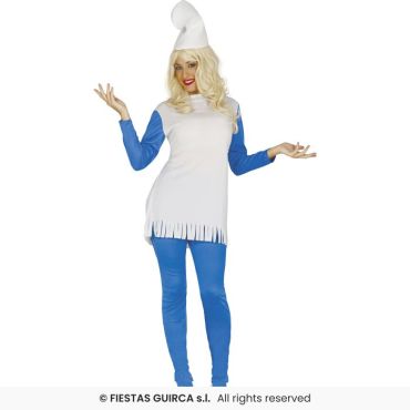 Femme souriante portant un déguisement de Schtroumpfette bleu et blanc vue de face, avec perruque blonde, bonnet pointu blanc et tunique à franges.