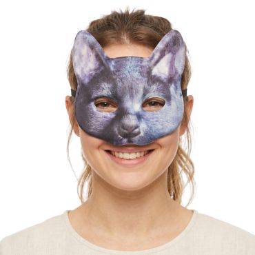 Femme souriante portant un demi-masque en carton imprimé avec une tête de chat gris | jourdefete.com