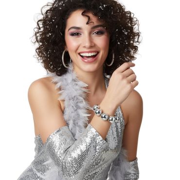 Femme portant un bracelet disco composé de boules à facettes argentées | jourdefete.com