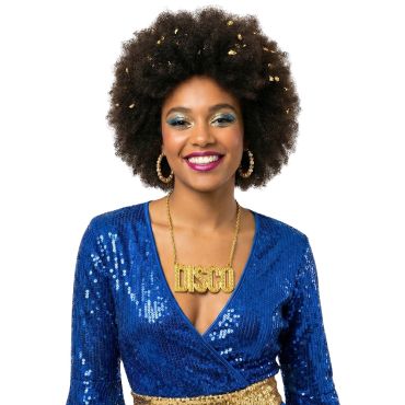 Femme souriante portant un grand collier doré avec le mot DISCO pour une soirée à thème années 70 | jourdefete.com Femme souriante portant un grand collier doré avec le mot DISCO pour une soirée à thème années 70 | jourdefete.com