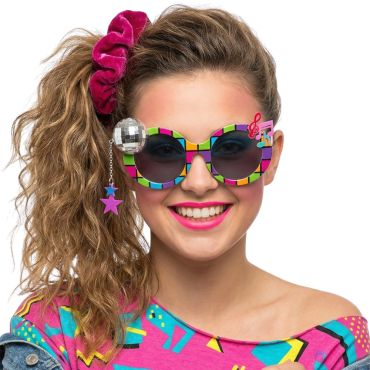 Femme souriante portant des lunettes de soleil rondes multicolores avec une mini boule à facettes et des notes de musique pour une soirée disco | jourdefete.com
