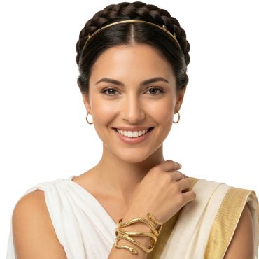 Femme souriante portant un bracelet doré en forme de serpent enroulé autour de son poignet | jourdefete.com