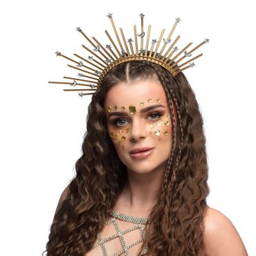 Femme portant un serre-tête couronne doré avec des lunes et des étoiles argentées pour un costume de festival | jourdefete.com