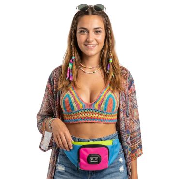 Jeune femme en tenue de festival portant une banane fluo multicolore avec lumière LED sur la poche avant | jourdefete.com Jeune femme en tenue de festival portant une banane fluo multicolore avec lumière LED sur la poche avant | jourdefete.com