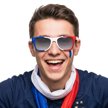 Homme souriant portant des lunettes de supporter aux couleurs du drapeau français bleu blanc rouge | jourdefete.com