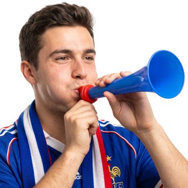 Supporter français soufflant dans une corne de stade bleue en plastique | jourdefete.com