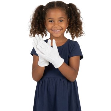 Petite fille souriante portant la paire de gants blancs de 22 cm pour déguisement d'enfant | jourdefete.com Petite fille souriante portant la paire de gants blancs de 22 cm pour déguisement d'enfant | jourdefete.com