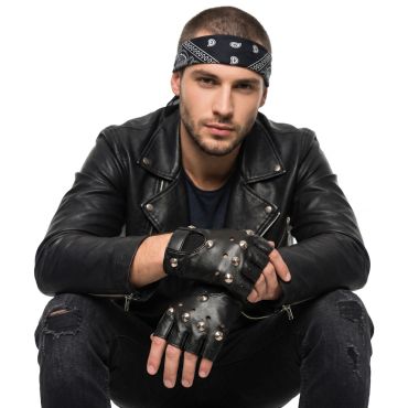 Homme portant des gants de biker sans doigts ornés de clous métalliques sur fond blanc | jourdefete.com Homme portant des gants de biker sans doigts ornés de clous métalliques sur fond blanc | jourdefete.com