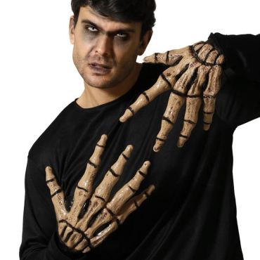 Homme portant des gants de monstre squelettique pour Halloween | jourdefete.com