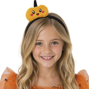 Petite fille souriante portant un serre-tête d'Halloween avec une citrouille orange en peluche kawaii | jourdefete.com Petite fille souriante portant un serre-tête d'Halloween avec une citrouille orange en peluche kawaii | jourdefete.com