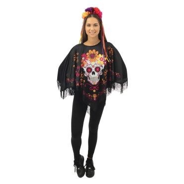 Femme portant un poncho tête de mort fleurie pour Halloween | jourdefete.com