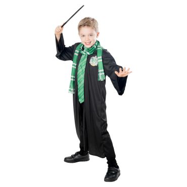 Jeune garçon portant une longue robe noire de sorcier et une écharpe verte et argentée du déguisement Serpentard Harry Potter | jourdefete.com