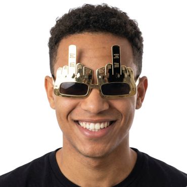 Homme souriant portant des lunettes de soleil dorées en forme de doigt d'honneur | jourdefete.com